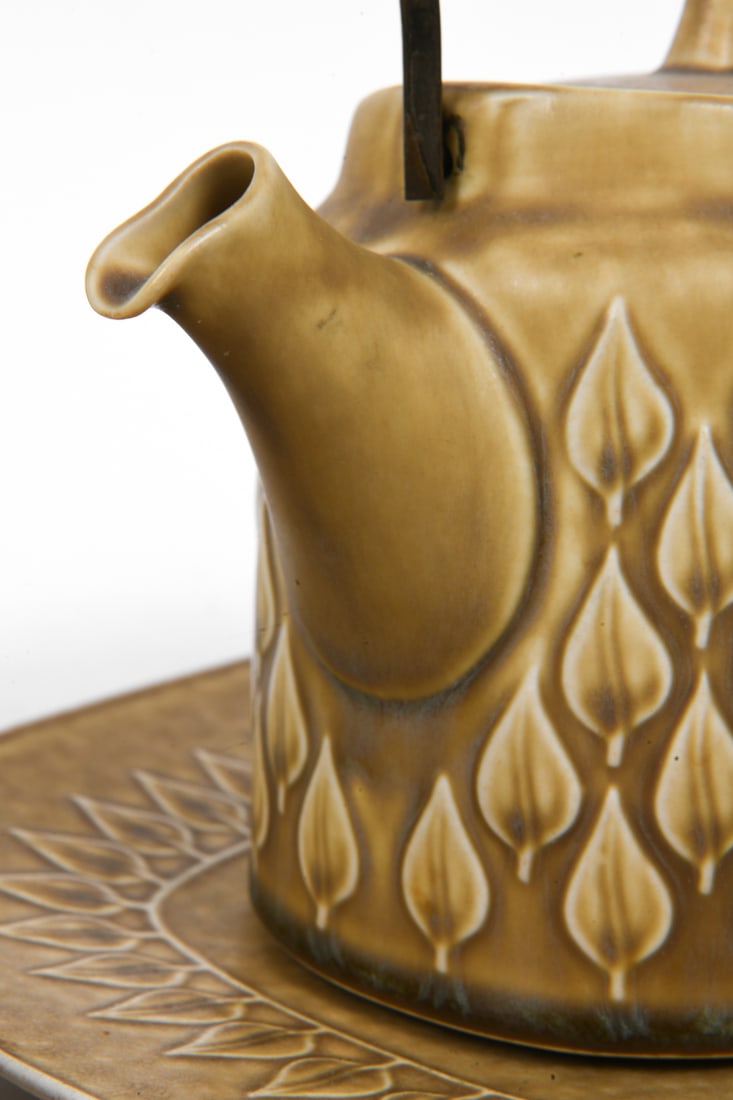 JENS QUISTGAARD RELIEF CERAMIC GROUPING - 11