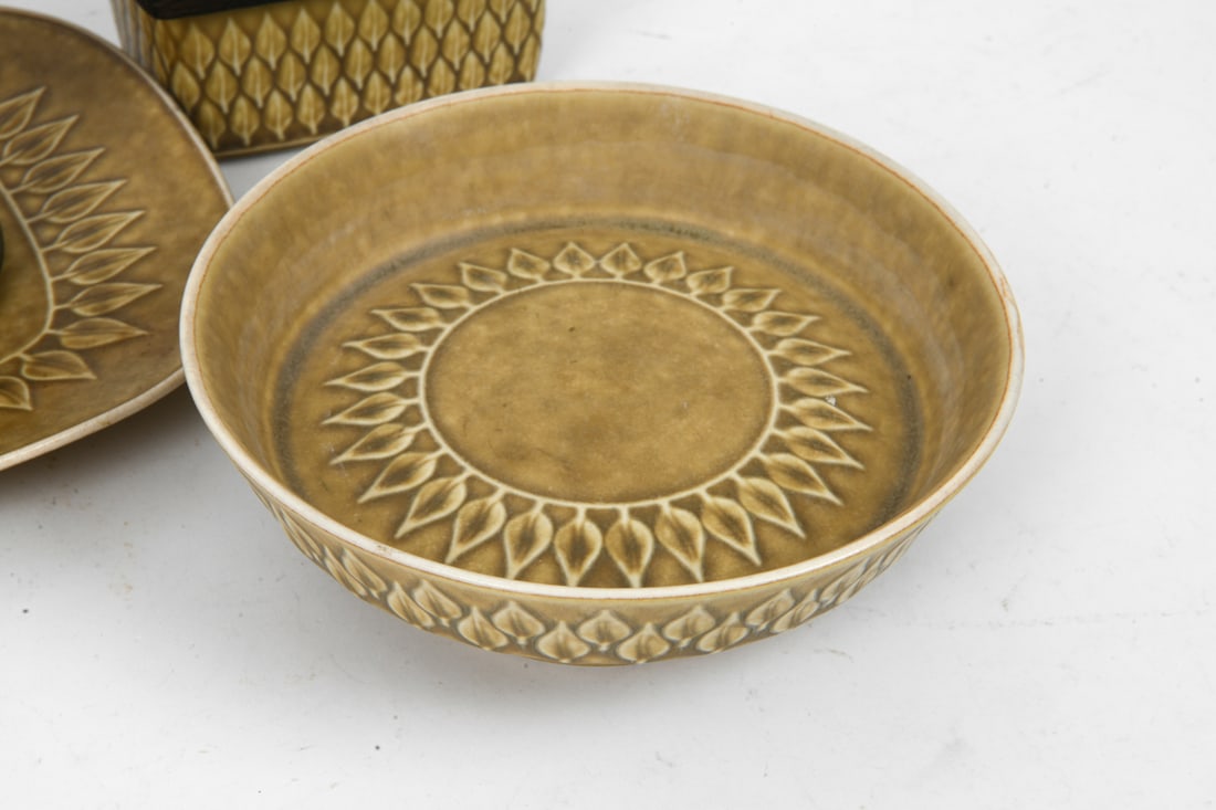 JENS QUISTGAARD RELIEF CERAMIC GROUPING - 5