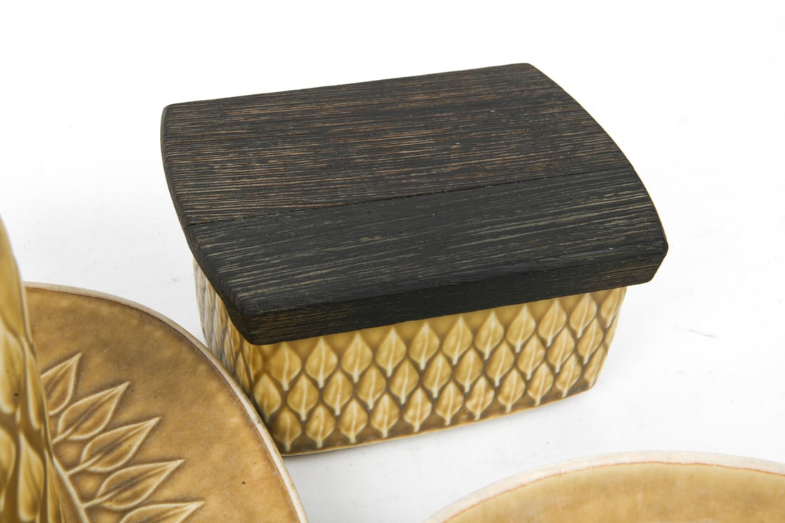 JENS QUISTGAARD RELIEF CERAMIC GROUPING - 6