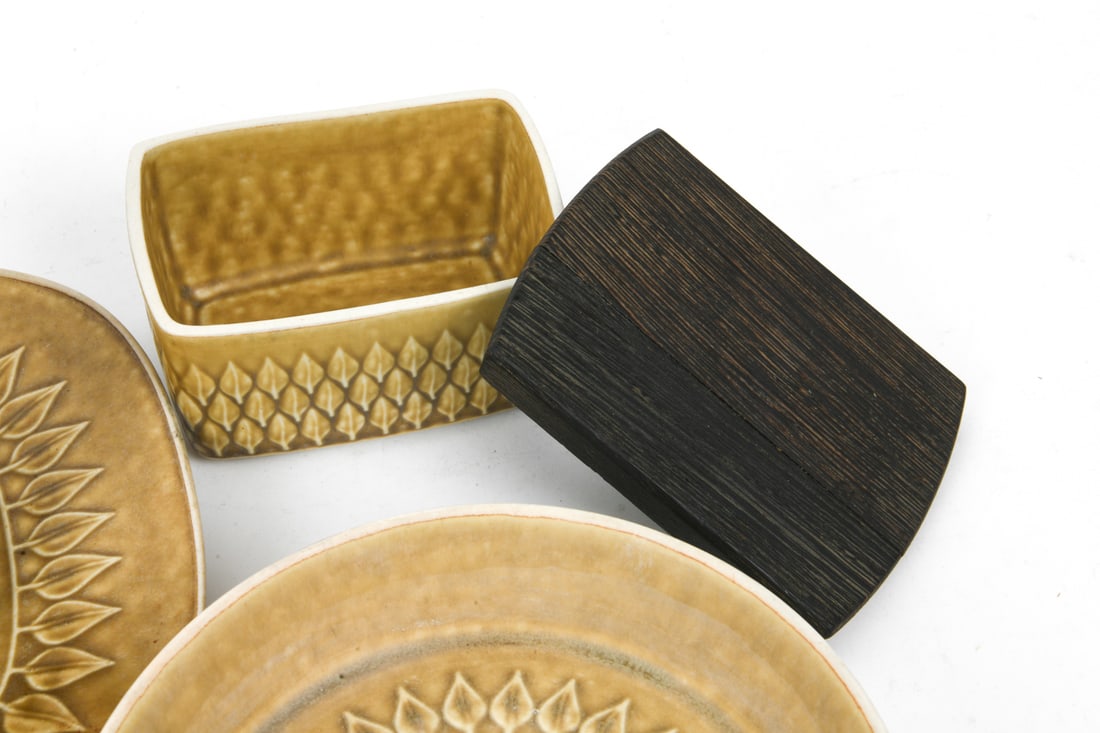 JENS QUISTGAARD RELIEF CERAMIC GROUPING - 7