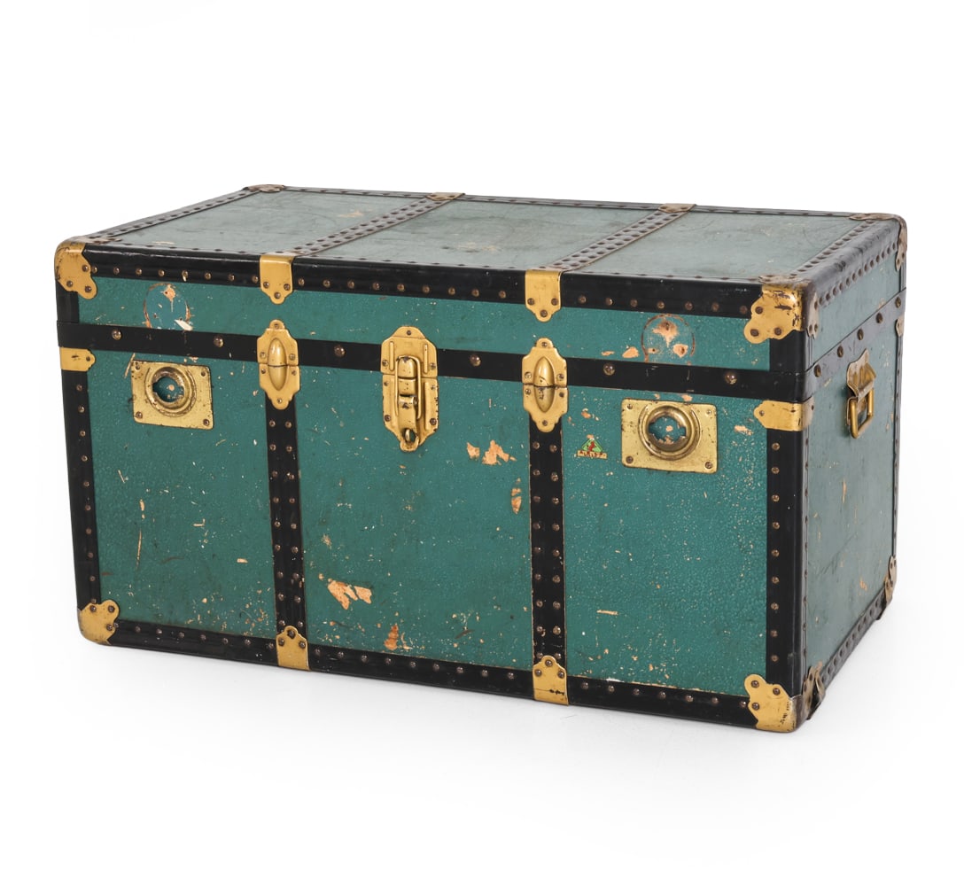 VINTAGE FOOTLOCKER TRUNK (1 of 16)
