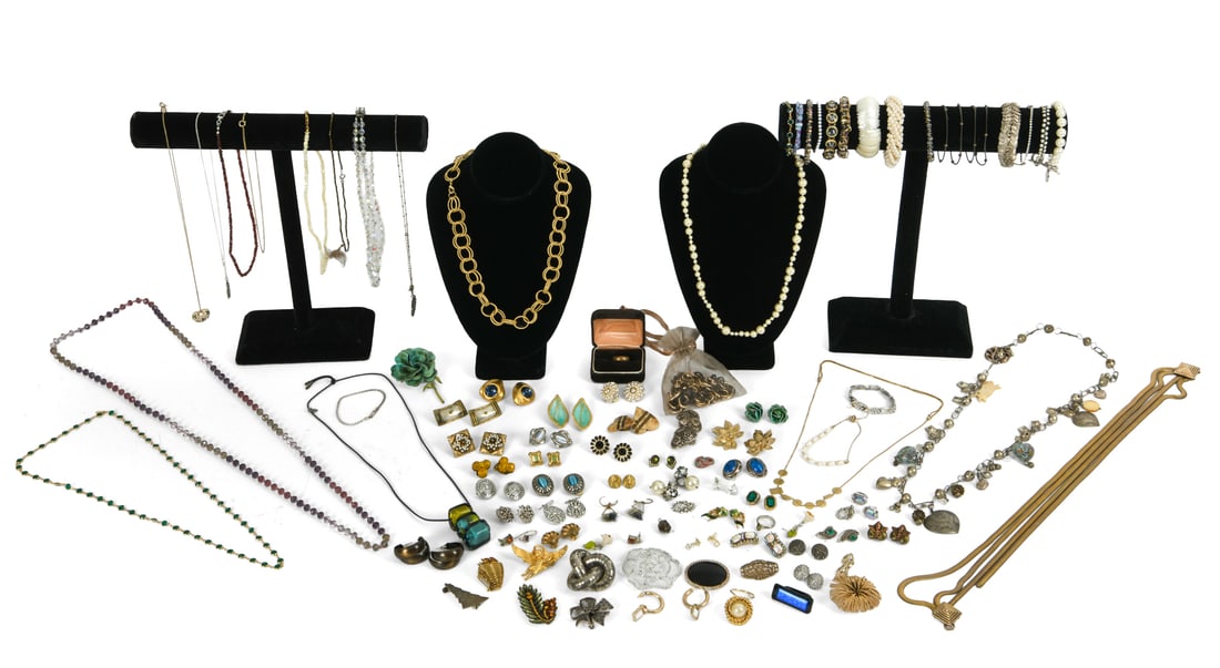 VINTAGE COSTUME JEWELRY GROUPING (1 of 19)