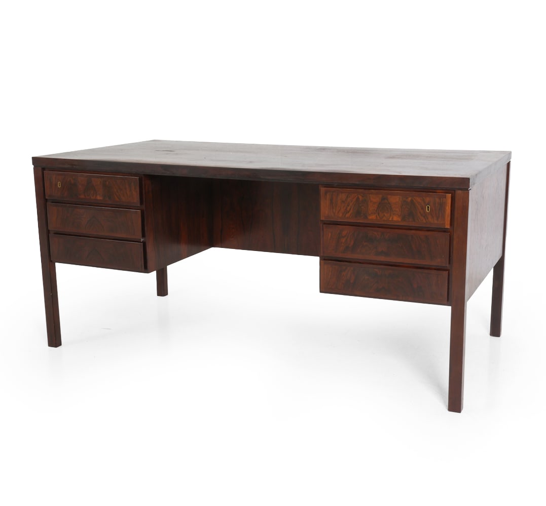 GUNNI OMANN MODEL 77 DANISH ROSEWOOD DESK C. 1960S: For Omann Jun. Apparently unmarked. Denmark, circa 1960s. Dimensions: H 28" x W 61.5" x D 31.5". Condition: No key. Scuffs and scratches to top and inside drawers. Wear consistent with age and use.