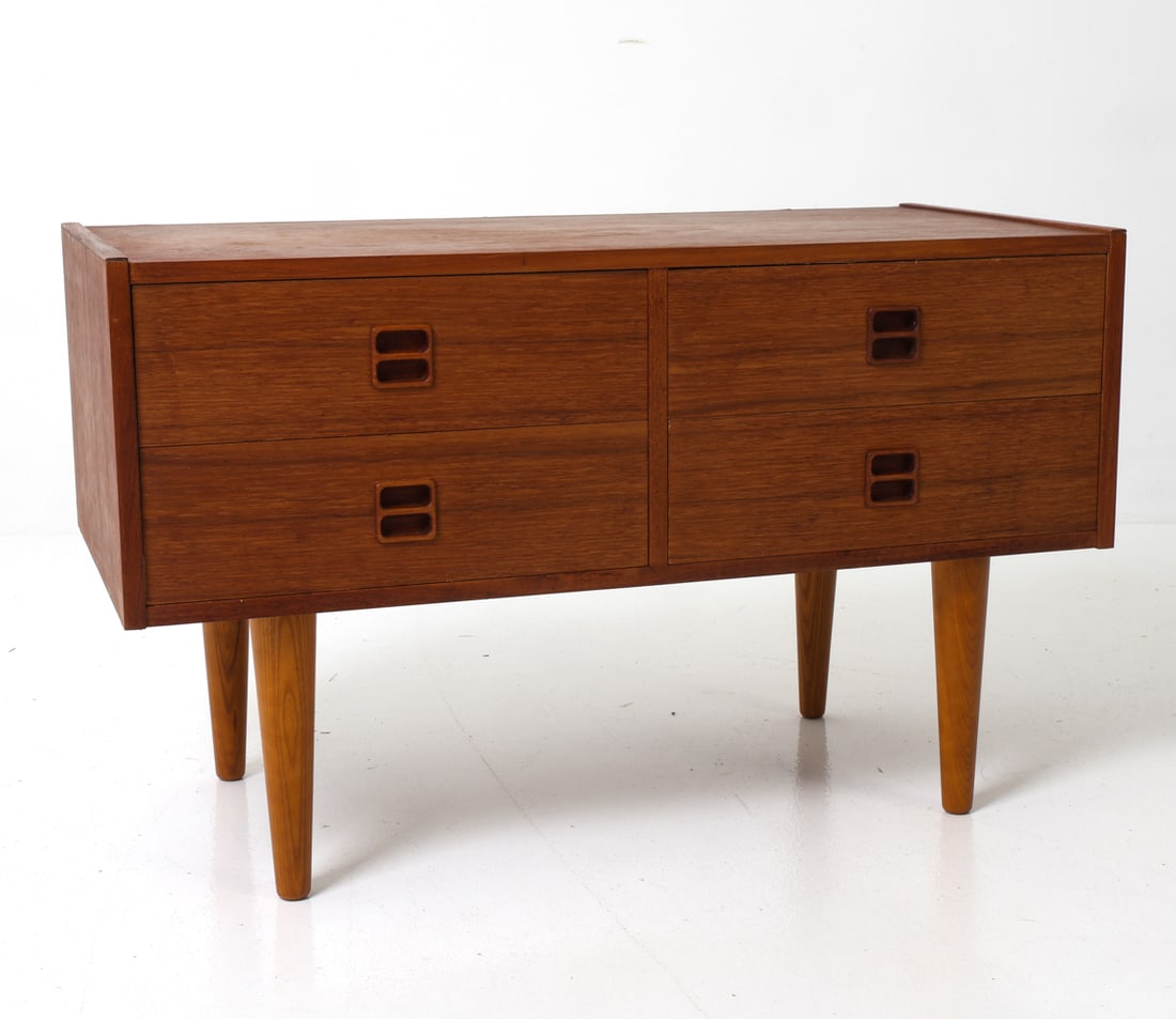DANISH TEAK CHEST OF DRAWERS C. 1970S: Apparently unmarked. Dimensions: H 21.5" x W 24.5" x D 17.75" Condition: Some minor dings to back edge.