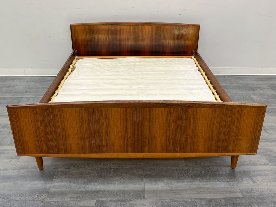 ATTR. SANNEMANNS ROSEWOOD QUEEN SIZE BED FRAME (1 of 10)