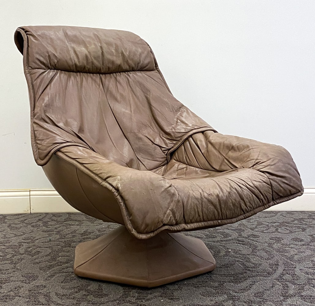 H. W. KLEIN STYLE DANISH LEATHER LOUNGE CHAIR: Unmarked. Dimension: H 37.5" x W 37" x D 38" x Sh 15.5" Condition: Light surface wear consistent with age and use.