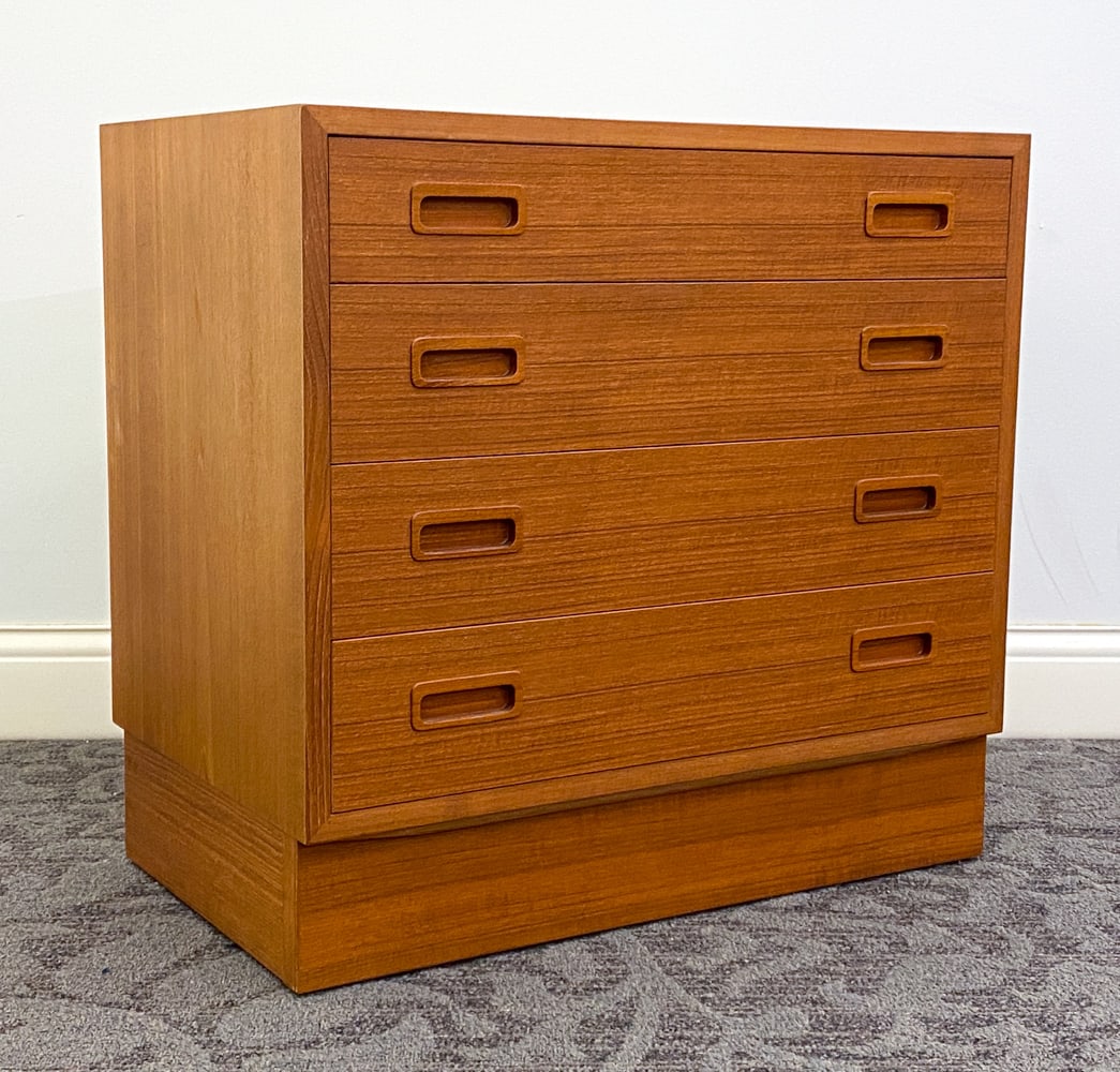 POUL HUNDEVAD DANISH TEAK CHEST OF DRAWERS 1960S (1 of 12)
