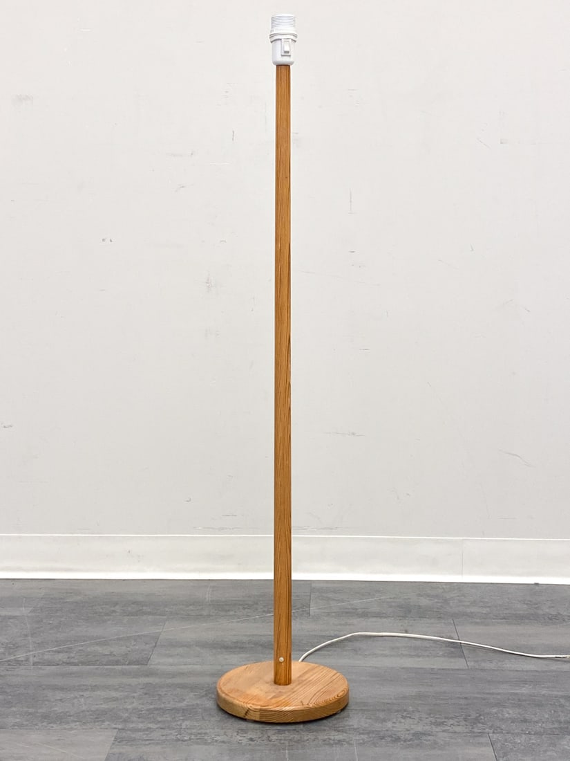 SOLBACKENS SVARVERI SWEDISH PINE FLOOR LAMP 1970S: Marked underneath. Sweden, circa 1970s. Dimensions: H 46" x Dia 9" Condition: Wear consistent with age and use. Untested. Some scuffs and rubs.