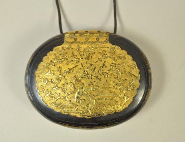 JAPANESE SAWASA ENGRAVED TOBACCO BOX: Japanese Sawasa hinged tobacco box with silver & gold wash. Sawasa objects were made for the European market and consist of an alloy of copper with gold, silver and arsenic decorated with black lacque