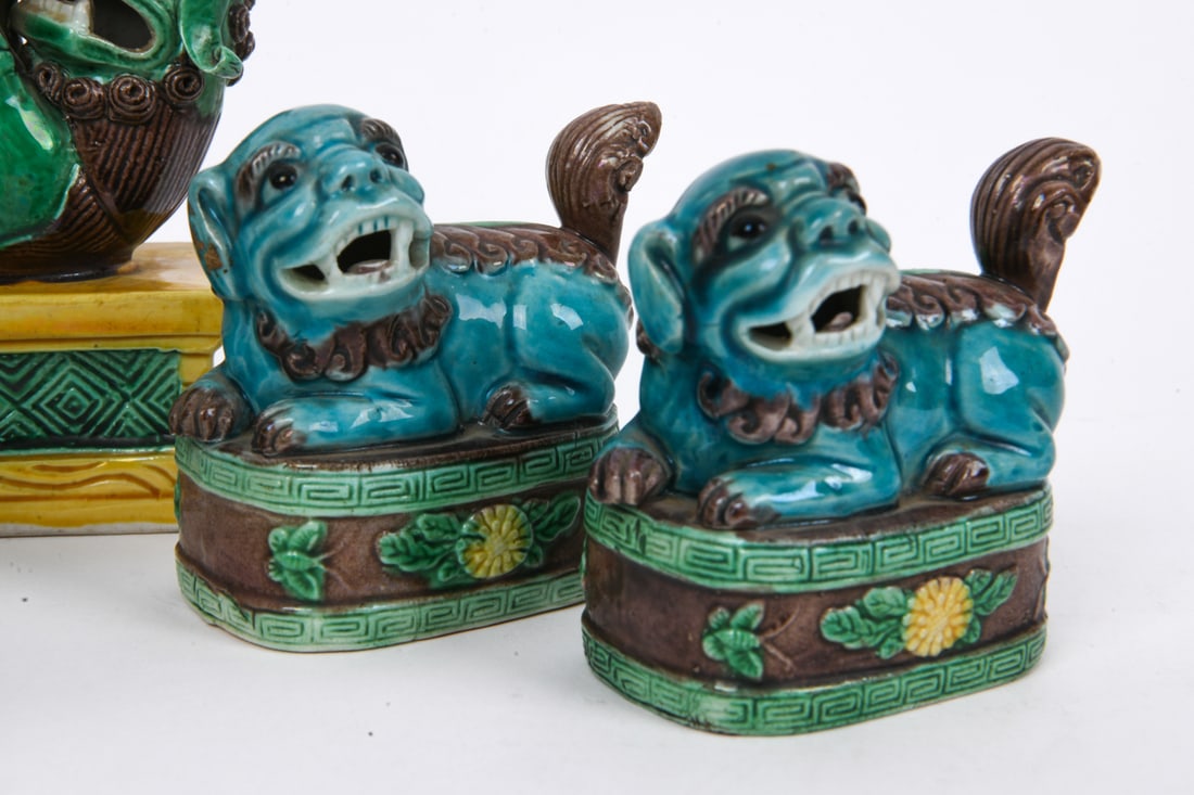 CHINESE CERAMIC FOO LION GROUPING - 7