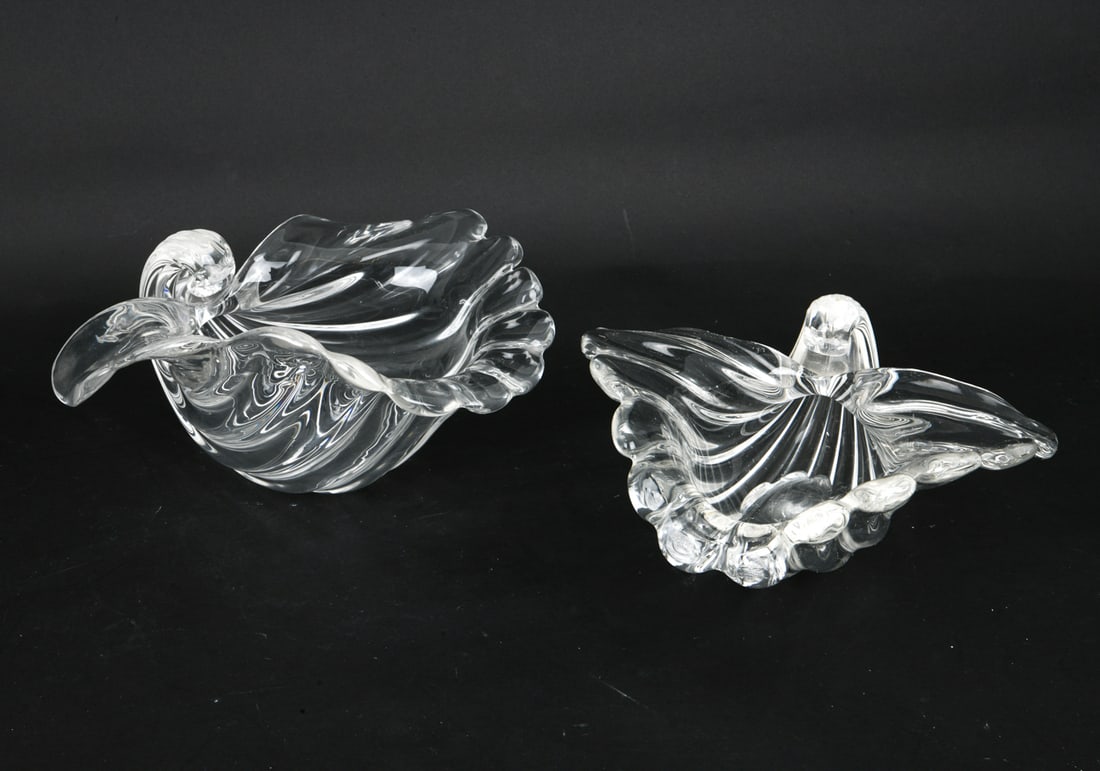 PAIR OF CARTIER CRYSTAL GLASS SHELL DISHES: Signed underneath. Dimensions: H 4.25" x W 9.75" x D 10". Condition: Light scuffs and thin scratches. Wear consistent with age and use.