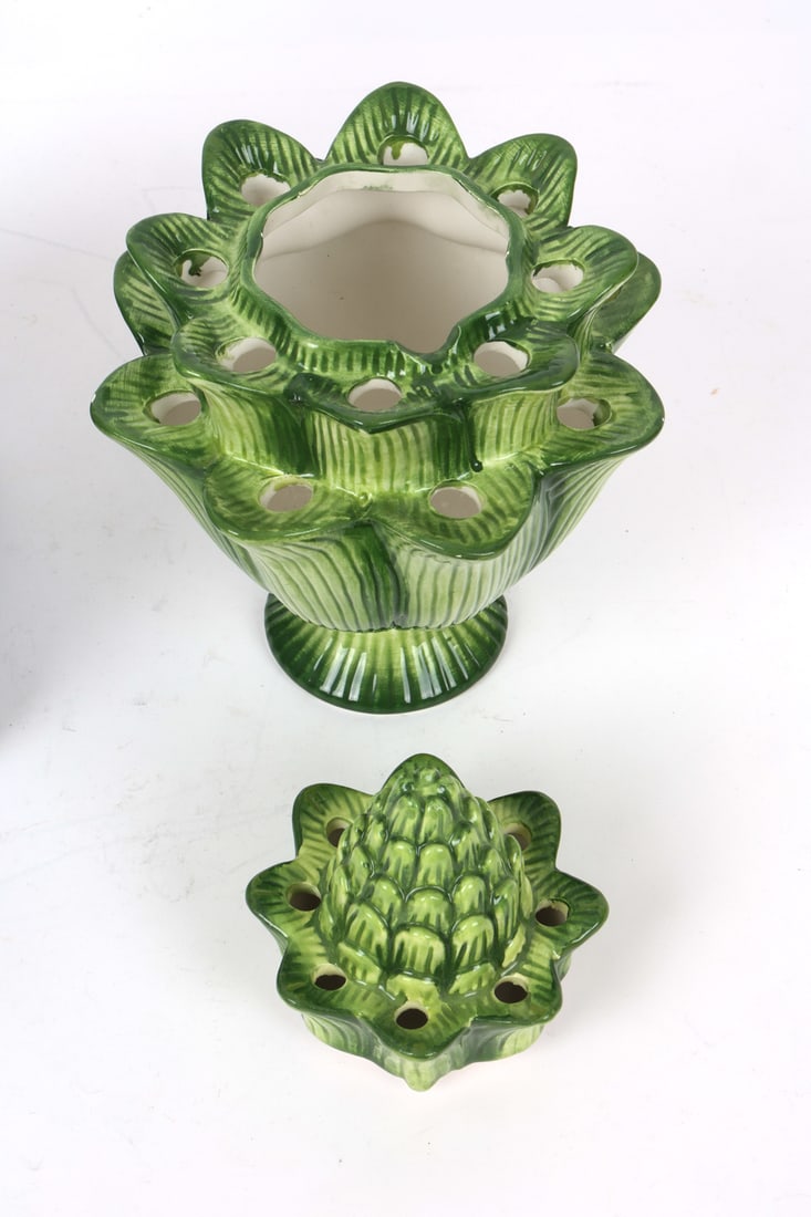DECORATIVE CERAMICS GROUPING - 10