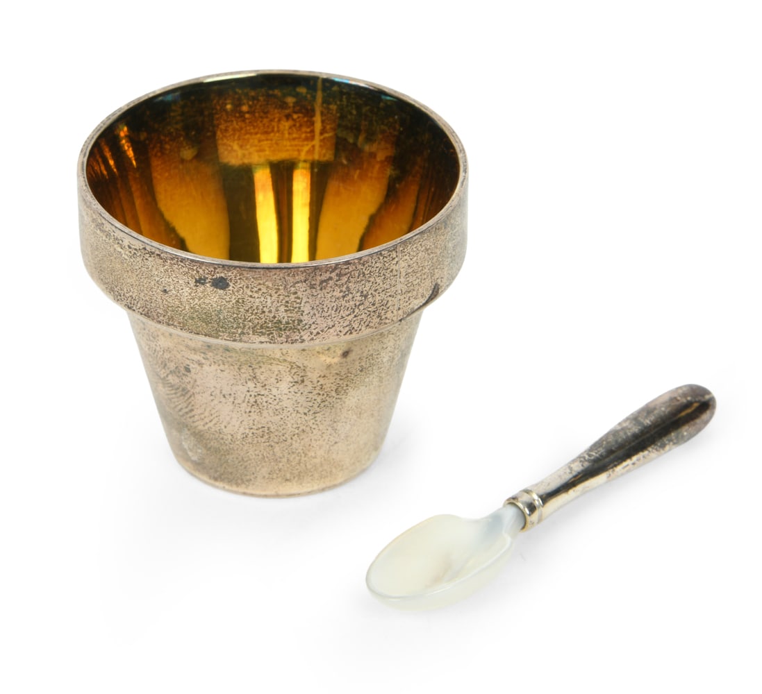 LINKS ENGLISH STERLING MINI POT AND SHOVEL: Small spoon with mother of pearl. Marked Links London, 925 on underside. Total weight: 1.1ozt Dimensions: (Cup) H 1.25" x Dia 1.75" Condition: Tarnish and wear consistent with age.