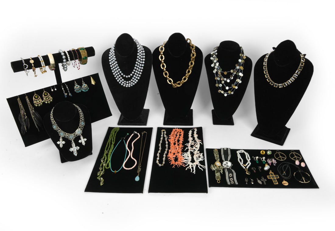 GROUPING OF COSTUME JEWELRY (1 of 20)