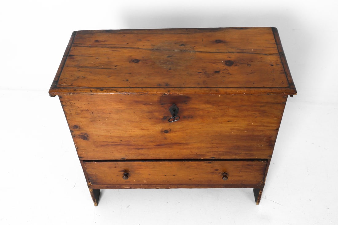 ANTIQUE PRIMINITVE PINE BLANKET CHEST - 6