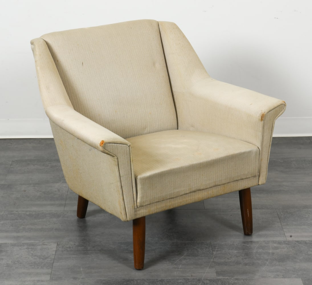 KURT OSTERVIG STYLE LOUNGE CHAIR C. 1960S: Lounge chair with off-white wool upholstery and tapered teak legs. Denmark, circa 1960s. Dimensions: H 30" x W 33.5" x D 26" x SH 15.25". Condition: Tears, fading, and discoloration to fabric, reuphol