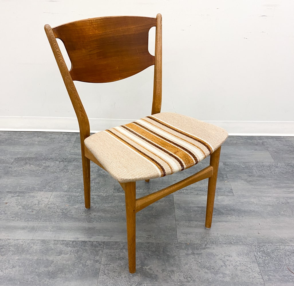 HELGE SIBAST MODEL 42A DINING CHAIR: Oak and teak frame with wool upholstered seat. Apparently untagged. Denmark, circa 1960s. Dimensions: H 33" x W 18" x D 16" x SH 18.5". Condition: Faint scuffs and scratches, some fading to back. Wear