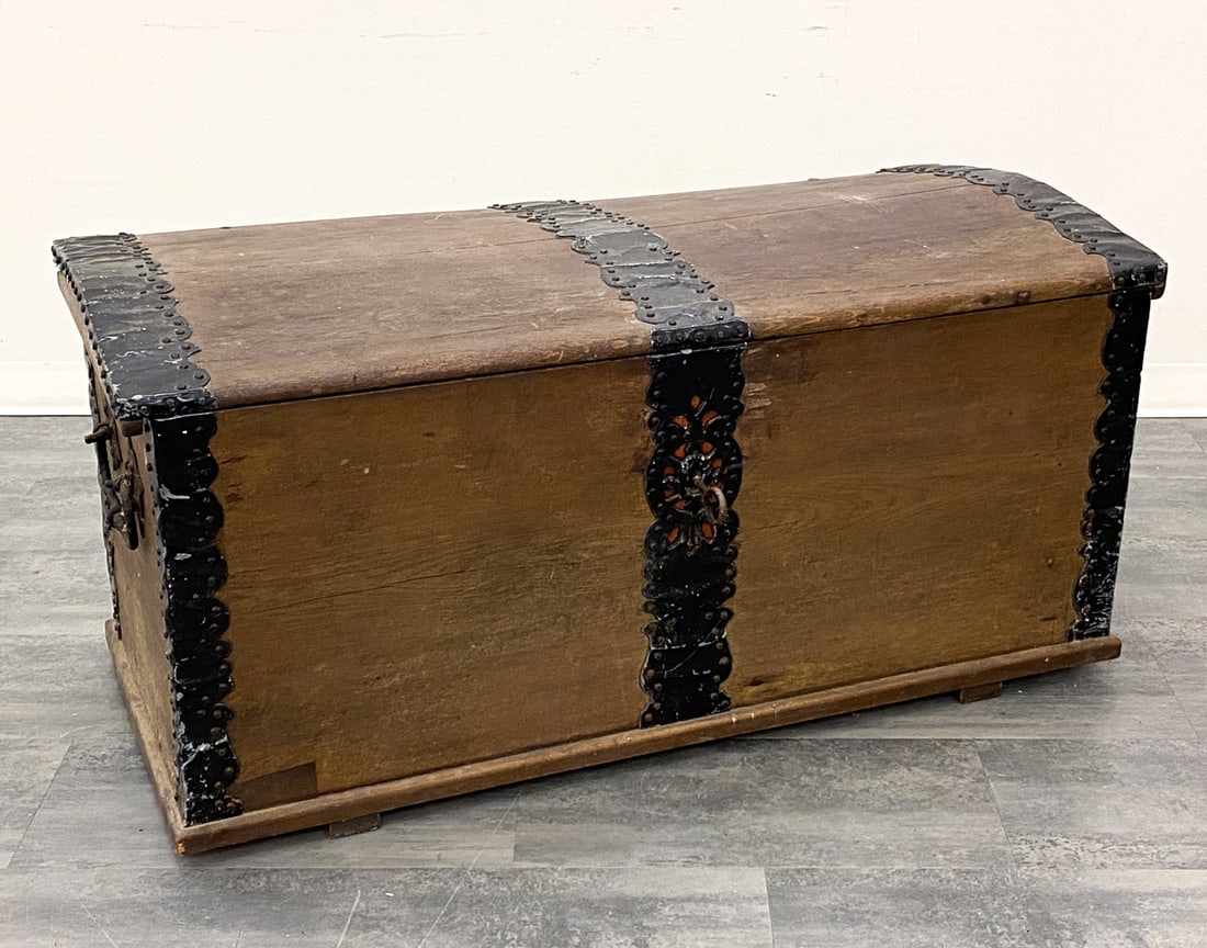 ANTIQUE SCANDINAVIAN OAK CHEST (1 of 10)