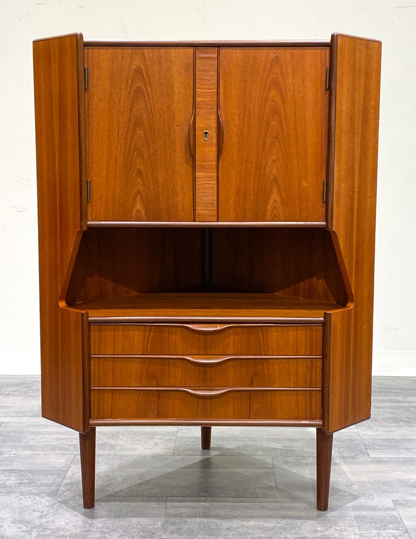 DANISH TEAK CORNER CABINET C. 1960S (1 of 13)