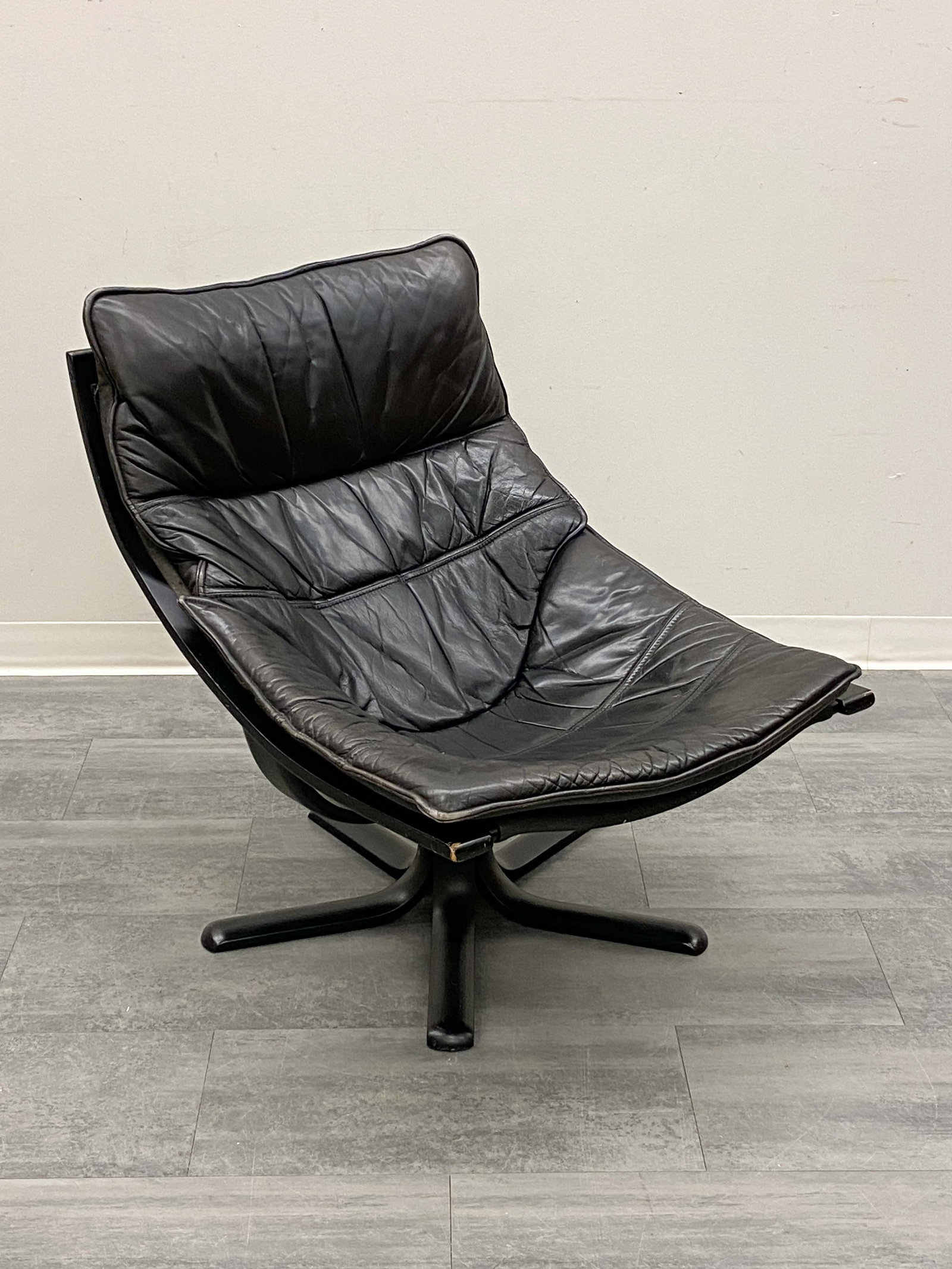 STOUBY DANISH LEATHER SWIVEL LOUNGE CHAIR 1970S (1 of 13)