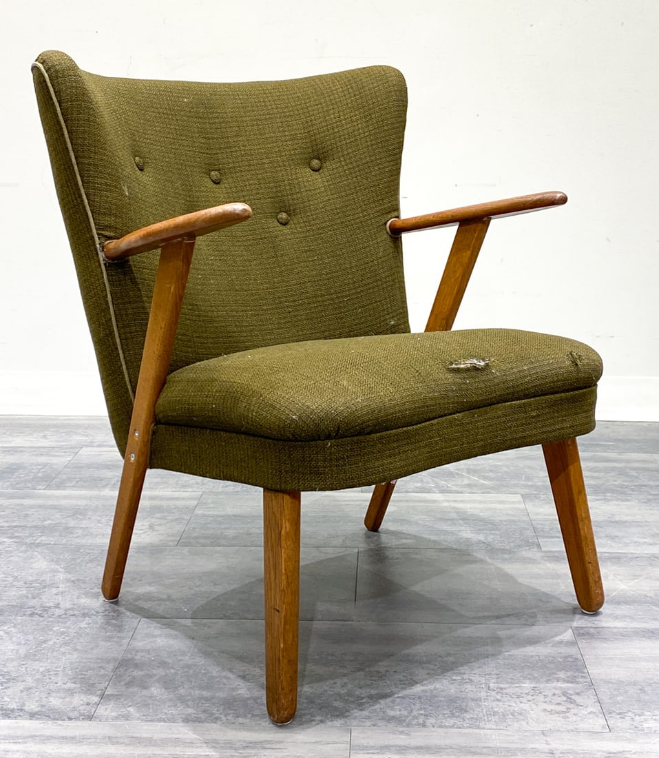 FRITS HENNINGSEN DANISH TEAK LOUNGE CHAIR C. 1950S: Teak frame and green tufted upholstery. Apparently unmarked. Denmark, circa 1950s. Dimensions: H 30'' x W 25'' x D 21'' x SH 16'' Condition: Wear consistent with age and use. Scuffs to wood. Staining 
