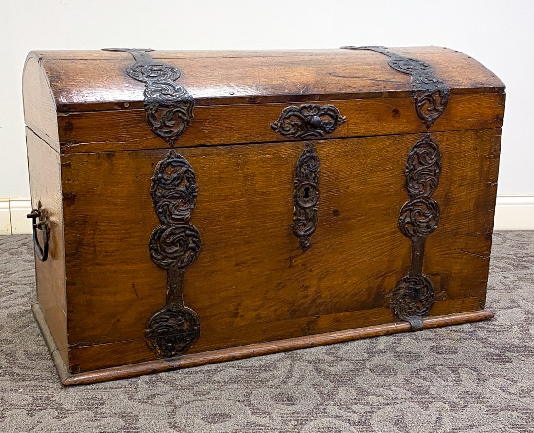 ANTIQUE SCANDINAVIAN OAK CHEST (1 of 9)