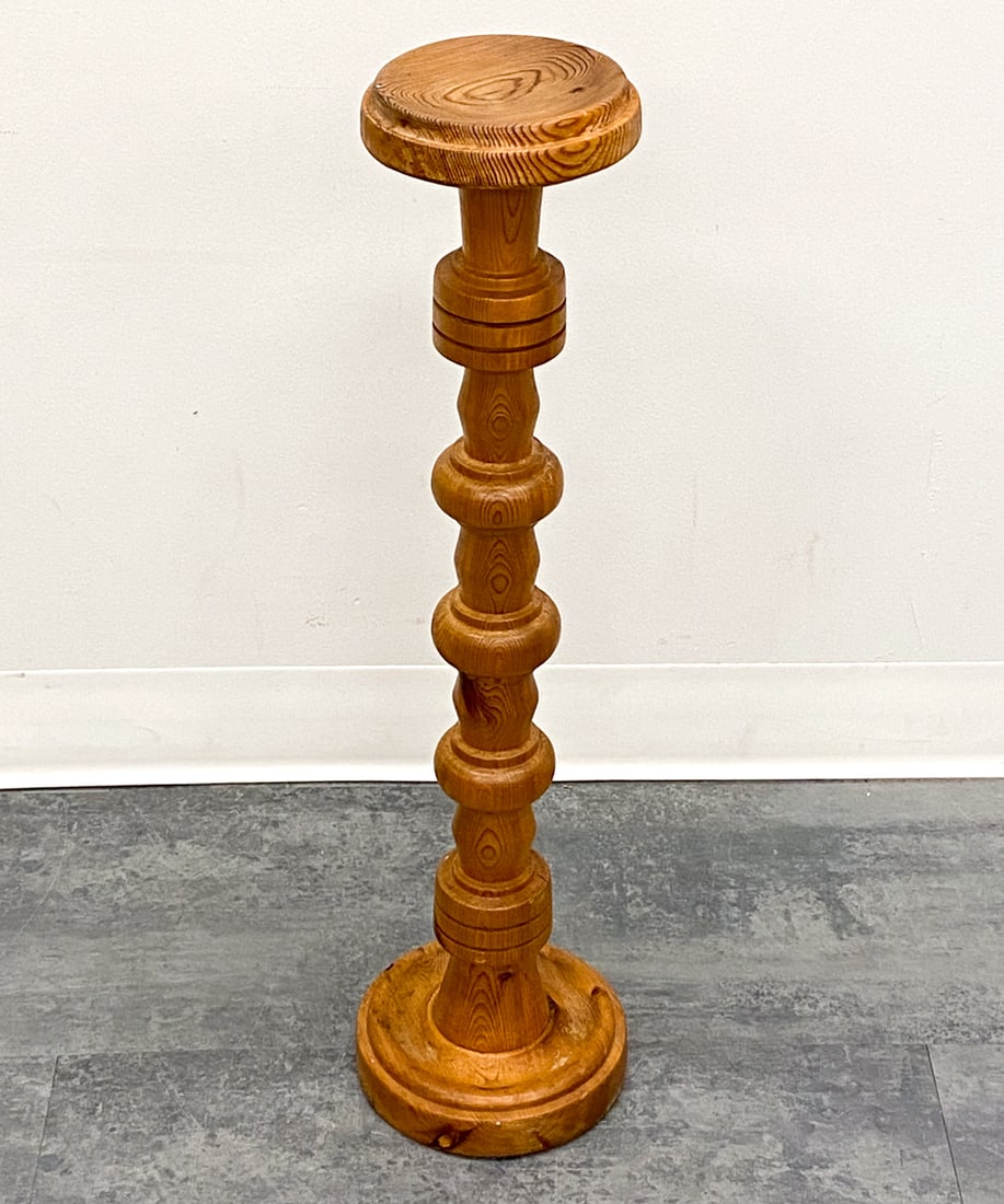 SWEDISH TURNED PINE PEDESTAL C. 1960S: Dimensions: H 29" x Dia 8" Condition: Wear consistent with age and use. Signs of previous repair. Stress cracks to top. Scuffs, rubs, minor soiling spots, discoloration.
