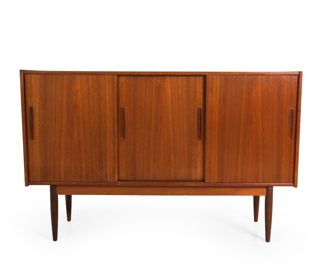 STYLE OF HUNDEVAD DANISH TEAK SIDEBOARD C. 1960S - 2