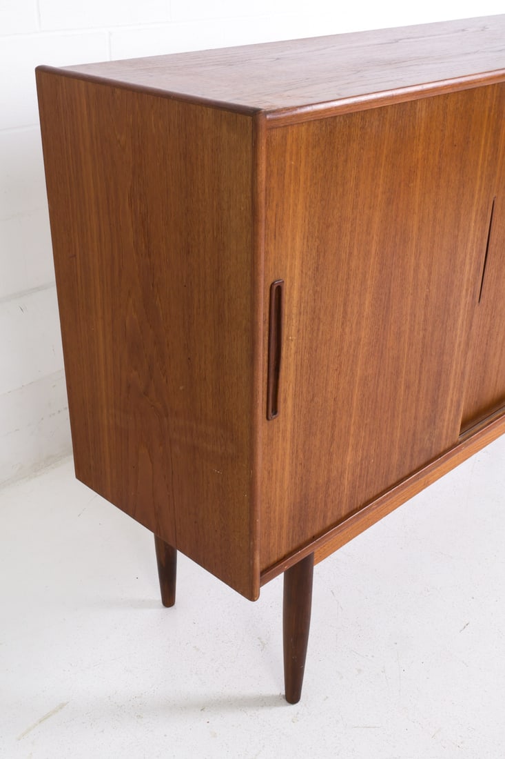 STYLE OF HUNDEVAD DANISH TEAK SIDEBOARD C. 1960S - 7