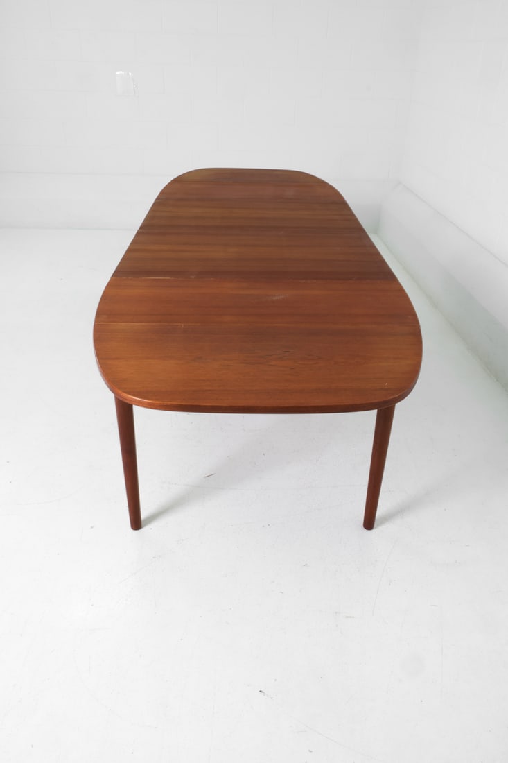 VODDER STYLE DANISH TEAK EXTENDING DINING TABLE - 8