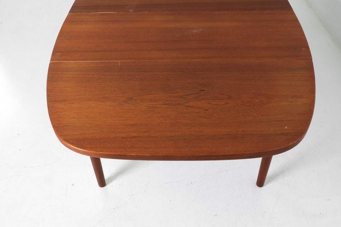 VODDER STYLE DANISH TEAK EXTENDING DINING TABLE - 9