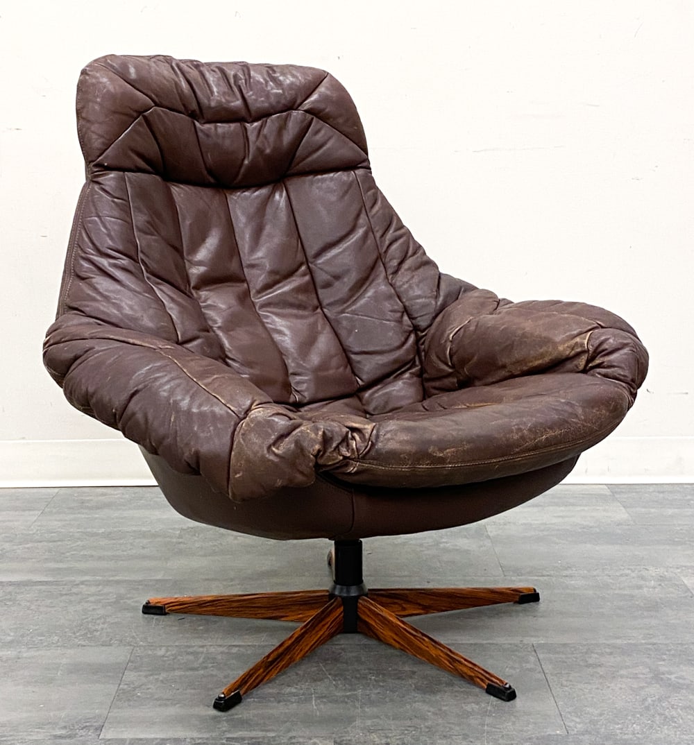 H. W. KLEIN FOR BRAMIN DANISH LEATHER SWIVEL CHAIR: Leather upholstery and swivel steel mechanism in rosewood-pattern. Apparently unmarked. Denmark, circa 1970s. Dimensions: H 36" x W 34" x D 34" x SH 15.75" Condition: Wear consistent with age and use.
