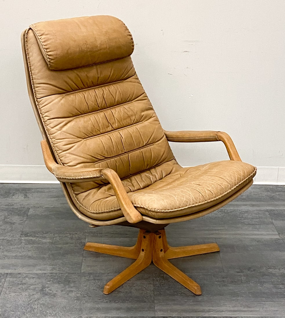 BERG C90 DANISH LEATHER & OAK SWIVEL LOUNGE CHAIR (1 of 16)