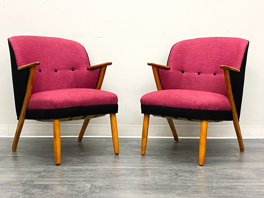 PAIR ATTR CHRESTEN FINDAHL BRODERSEN LOUNGE CHAIRS: Tufted backrest, two-tone upholstery and beech legs with carved armrests. Apparently unmarked. Denmark, circa 1950s. Dimensions: H 30.5" x W 24" x D 22" x SH 18" Condition: Wear consistent with age an
