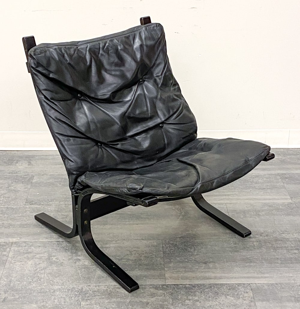 INGMAR RELLING FOR WESTNOFA "SIESTA" LOUNGE CHAIR: Tufted button upholstery and bentwood beech frame. Apparently unmarked. Norway, circa 1970s. Dimensions: H 31" x W 25" x D 31" x SH 15" Condition: Wear consistent with age and use. Missing button to s
