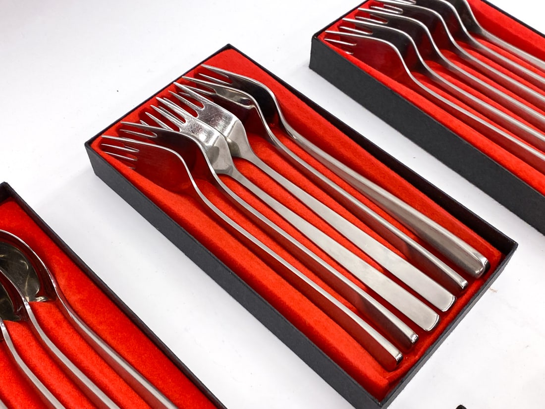 TIAS ECKHOFF STAINLESS STEEL FLATWARE GROUPING - 8