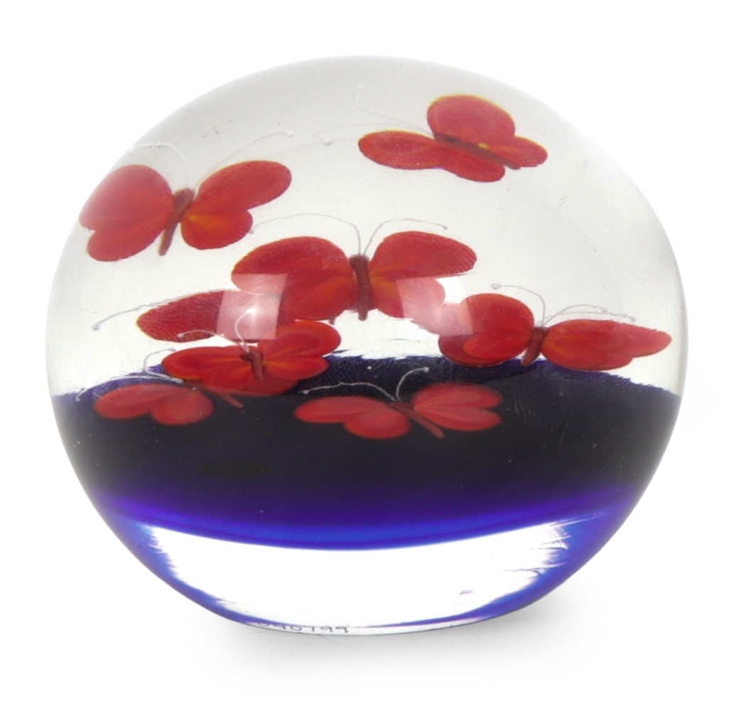 STEVEN LUNDBERG ART GLASS FLORAL PAPERWEIGHT 1999: Cobalt blue with orange pansy flowers. Signed, dated 1999 to bottom. Dimensions: H 3" x D 3.5" Condition: Wear consistent with age. Scuffs, rubs underneath.