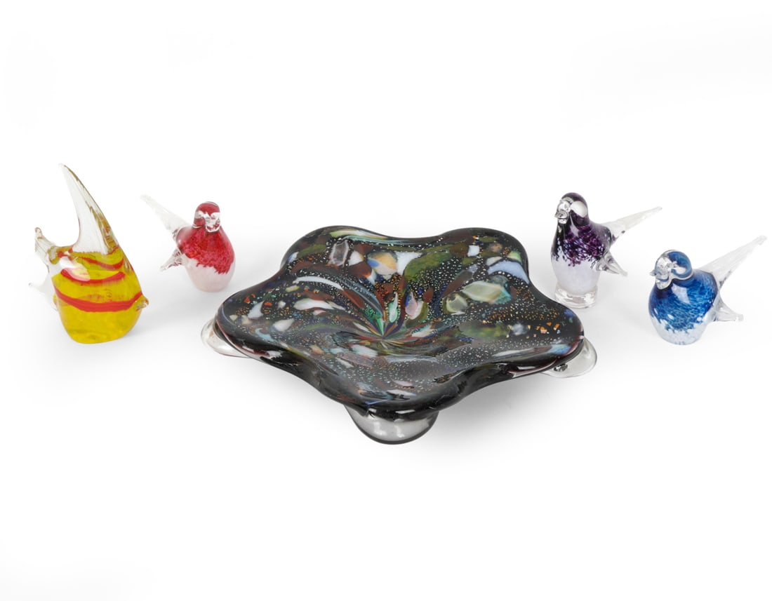 ART GLASS GROUPING INCL. MURANO: Blue and pink birds are indistinctly inscribed underneath. Includes "Tutti Fruity" design bowl, 3 birds, and one fish. Late 20th century. Dimensions: (largest) H 2" x W 11" Condition: Small chip on
