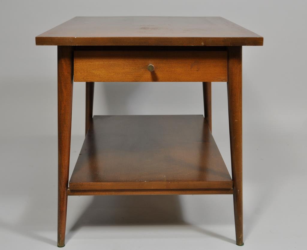 PAUL MCCOBB PLANNER END TABLE: H 20" X L 26.5" X W 19" Condition: Top coat of finish has some loss.