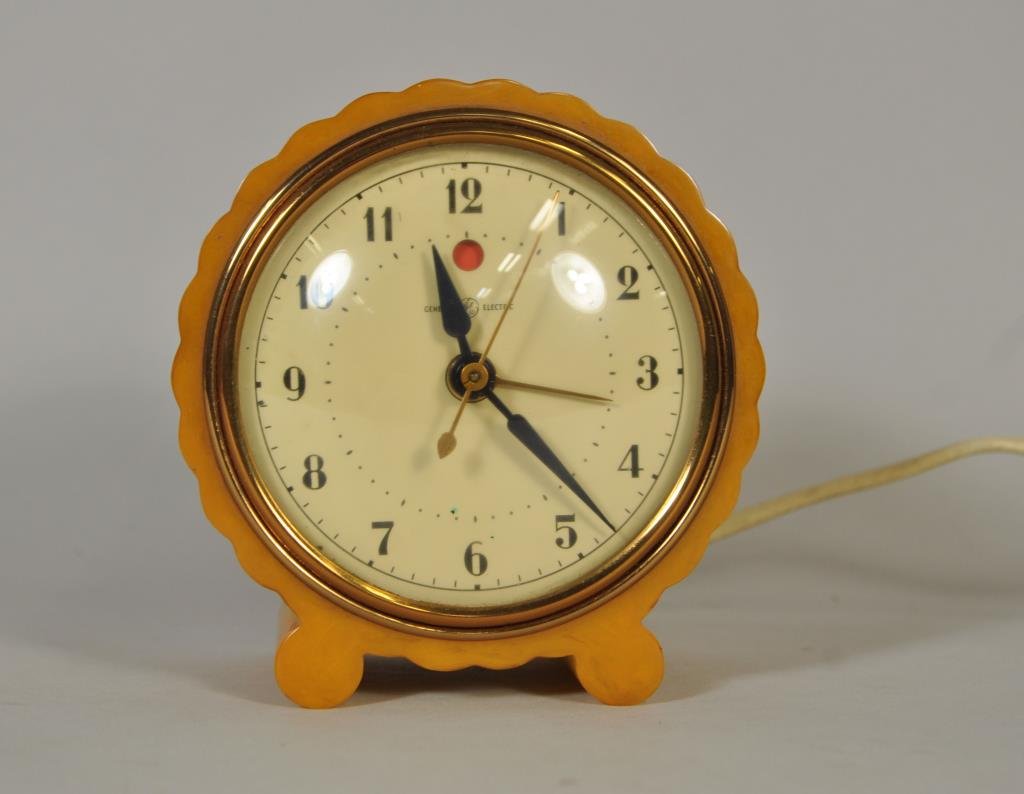 BAKELITE GENERAL ELECTRIC CLOCK: Dimensions: 4.5" D x 2.75" Deep