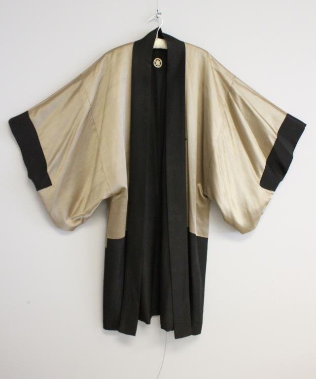 HANDMADE EMBROIDERED JAPANESE SILK ROBE: Signed, with tapestry. 100% silk. Size: One Size Condition: Good, used. No rips or staining. From a Port Chester, NY Estate.