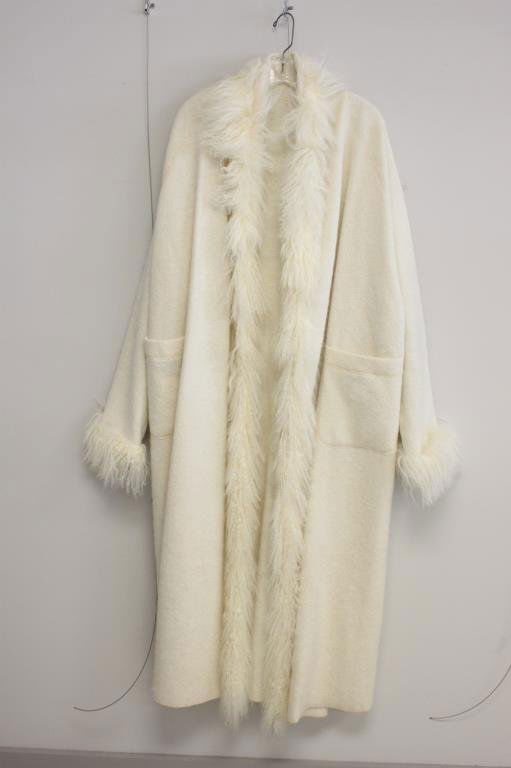 GULIANA TESO ITALY FUR & WOOL FULL LENGTH COAT: Vintage, Off-white. 48% virgin wool, 20% alpaca, 20% kid mohair. Original label in pocket. Size: 40 Condition: Good, used. Some light signs of use. Unlaundered. From a Port Chester, NY Estate.