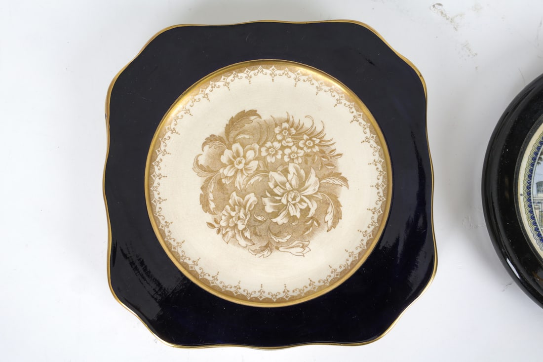 DECORATIVE PORCELAIN GROUPING - 10