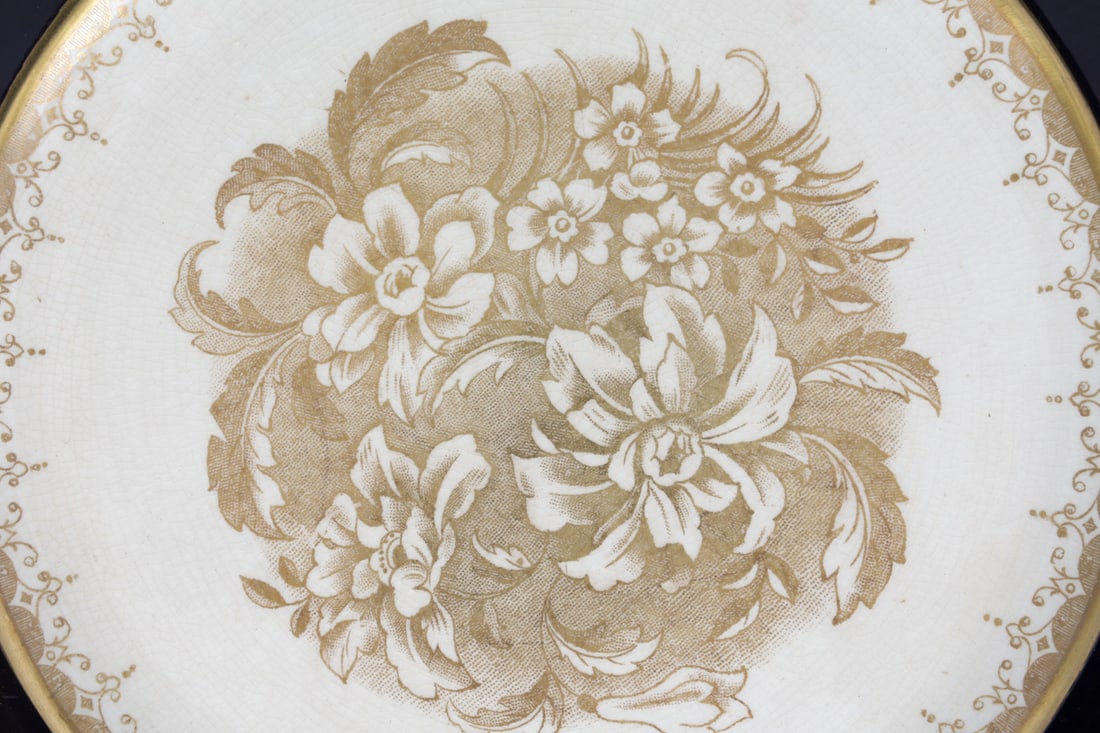 DECORATIVE PORCELAIN GROUPING - 11