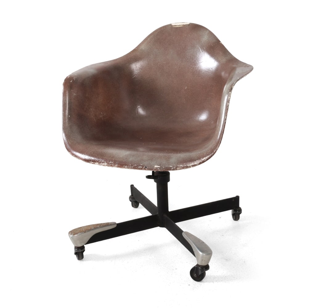 EAMES DAT-1 FIBERGLASS SWIVEL OFFICE CHAIR: Weal 1953-57 example for restoration. Dimensions: H 31" x W 25" x D 25? x SH 17 ? Condition: Some loss to finish. Patina to base. Scratches and scuffs. Wear consistent with age and use.