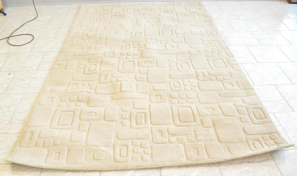 GEOMETRIC PATTERN CARPET: Modern. Dimension: 8' X 5' Condition: Light staining in small spots.