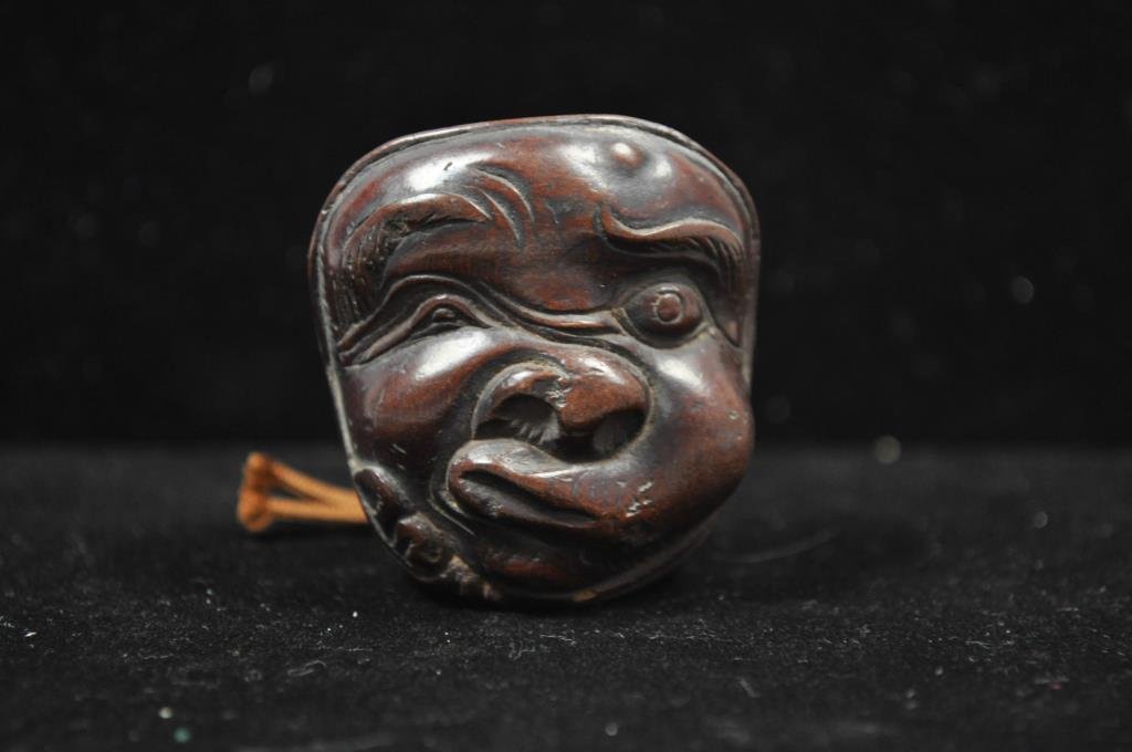 JAPANESE CARVED WOOD NETSUKE FACE: Markings to back Dimensions: L 2" x W 1 3/4" Condition: very good, no apparent issues Provenance: From the Estate Antique collection of Arthur + Joe Robinson