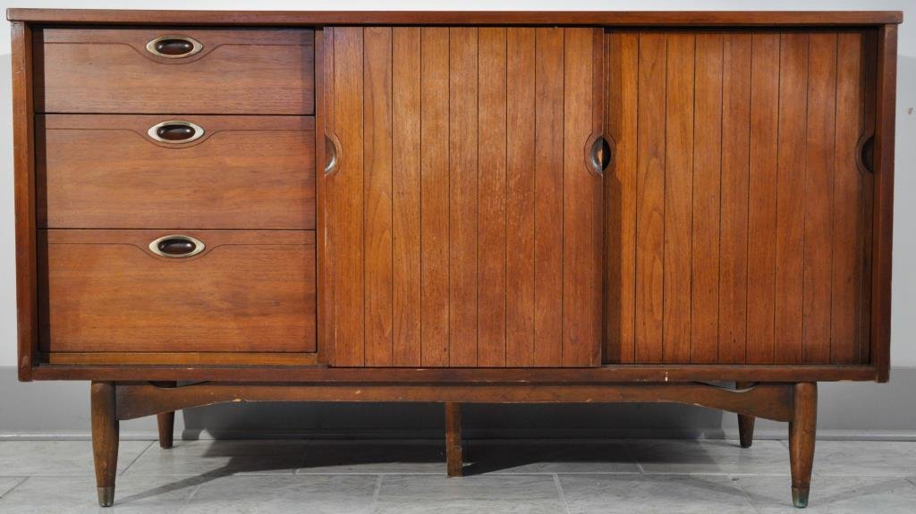 MID-CENTURY MODERN BUFFET: Measurements: 31" X 54" X 19" Condition: wear to handle and loss of veneer to back corner, overall good