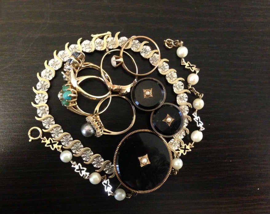 GROUPING OF 10K GOLD JEWELRY: Including: 5 vintage rings, two bracelets and an antique cufflink and brooch set. Stones include: Sapphire, jade, CZ, pearls Condition: Good, wearable vintage condition. Black glass on one cufflink is