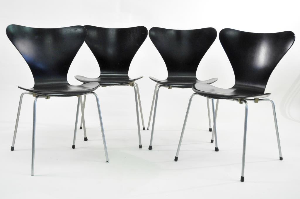 4 ARNE JACOBSEN SERIES 7 CHAIRS: For Fritz Hansen. Marked FH Denmark on bottom Dimension: H 29 3/4" X W 18" X D 18" Condition: Good. 3 rubber feet missing, surface scratches and chips due to use, light pitting to metal. Nothing deter